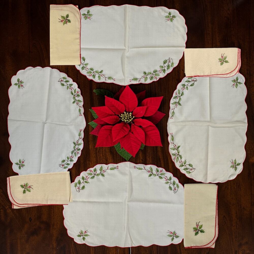 VTG Set of 4 Christmas Placemats and 4 Napkins Holly Linen White Red Dining Room
